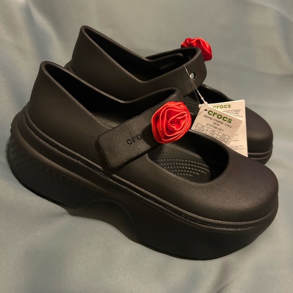 Black Red Rosette Maryjane Crocs Stomp Clog Rubber Slip On Casual Comfort size 9 - Picture 1 of 9